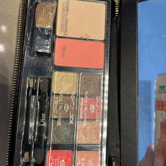 cosmetics - Picture 2 of 6